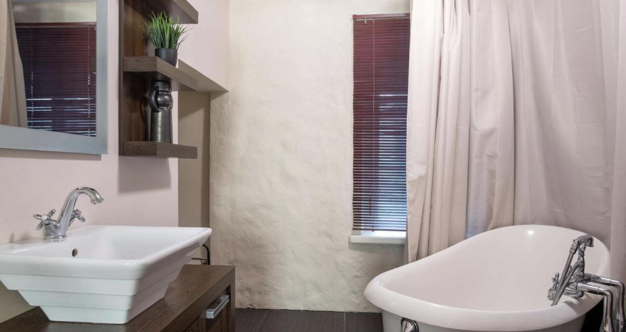 Spacious Studio Apartment In The Heart Of Old Town Tallinn Luaran gambar